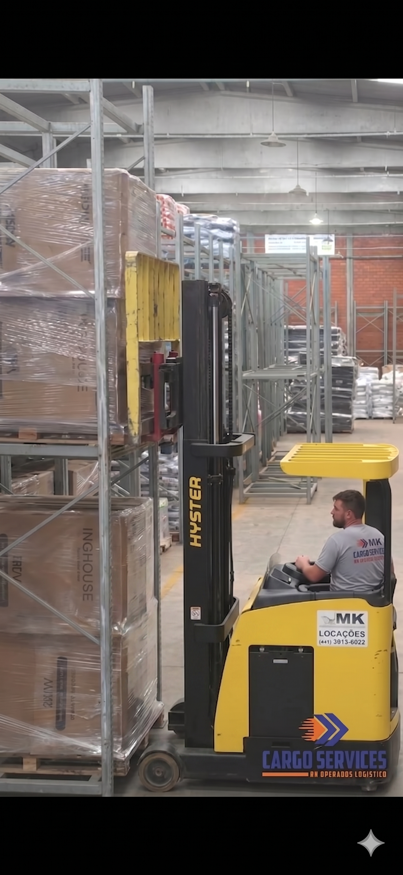 Empilhadeira operando em corredor de armazenagem da Cargo Services.